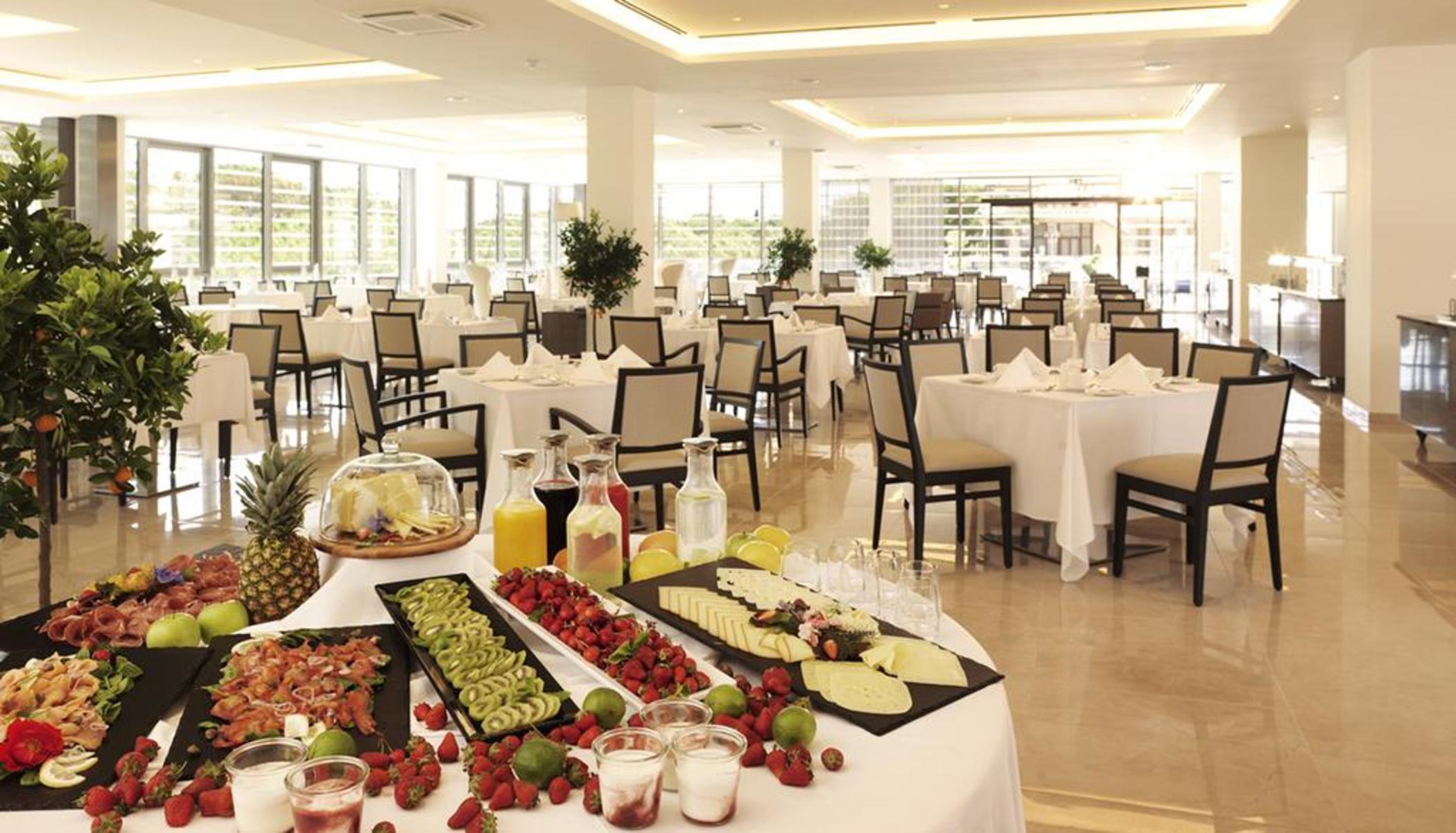 Hotel Slovenija - Terme & Wellness Lifeclass بورتوروز المظهر الخارجي الصورة A buffet at a hotel