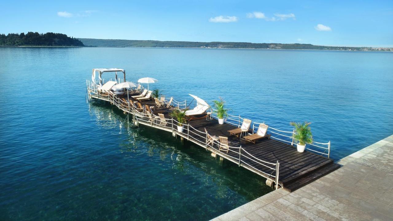 Hotel Slovenija - Terme & Wellness Lifeclass بورتوروز المظهر الخارجي الصورة The floating restaurant "La Perla"
