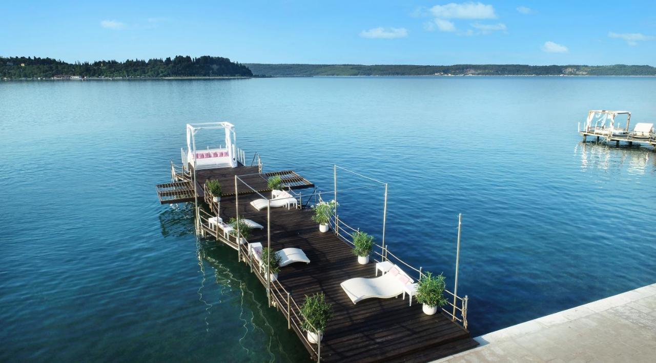 Hotel Slovenija - Terme & Wellness Lifeclass بورتوروز المظهر الخارجي الصورة The floating bar on the lake