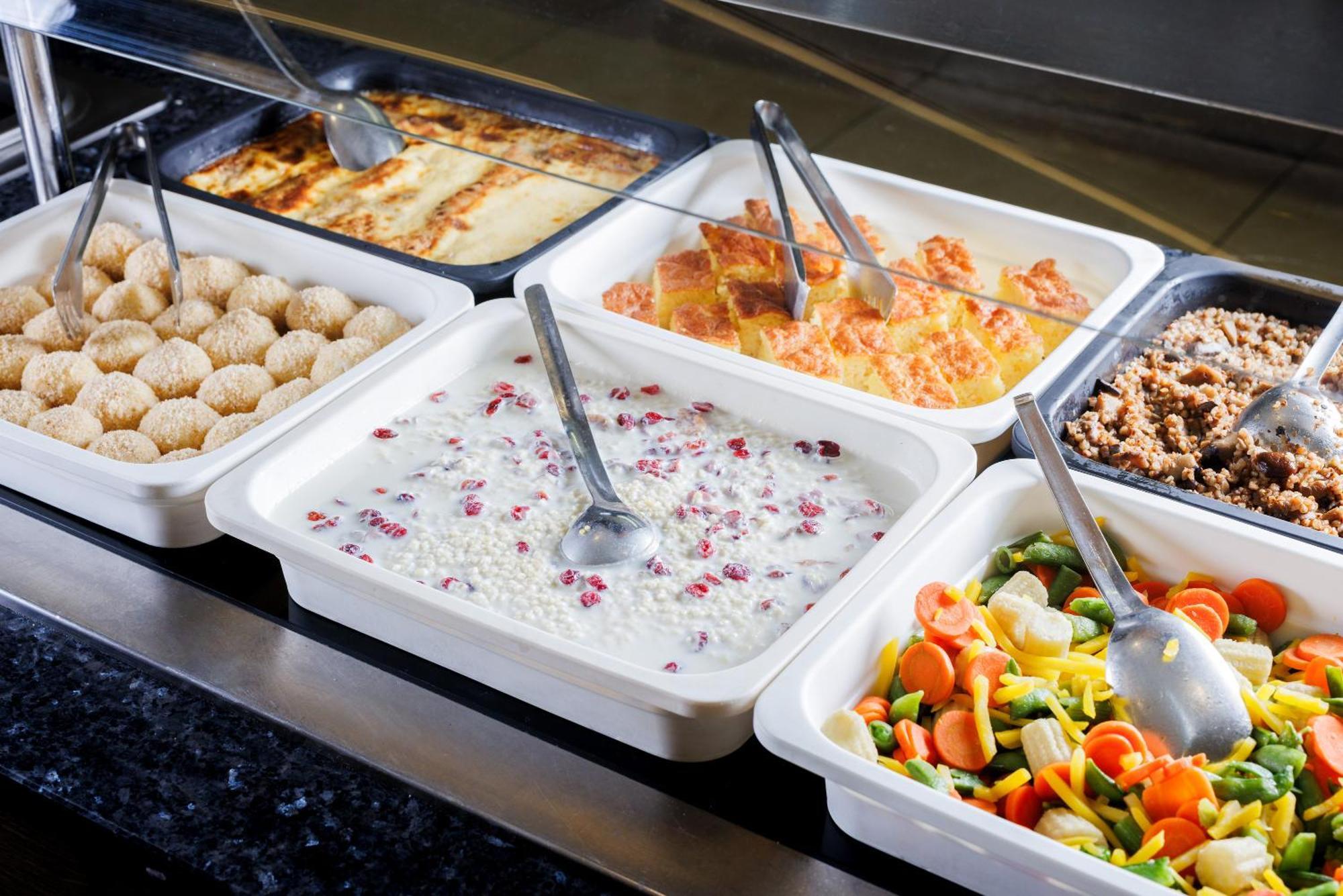 Hotel Slovenija - Terme & Wellness Lifeclass بورتوروز المظهر الخارجي الصورة A selection of dishes at a buffet